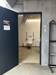 Naturkraft - Toilet ved indgangen i stueplan i udstillingen
