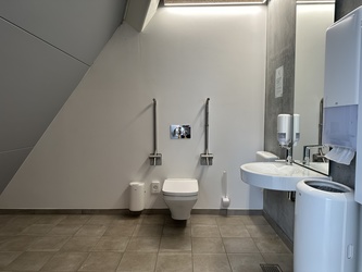 Naturkraft - Toilet ved indgangen i stueplan i udstillingen