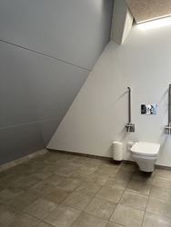 Naturkraft - Toilet ved indgangen i stueplan i udstillingen